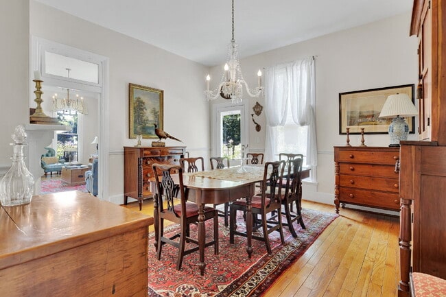 Building Photo - Beautiful Furnished 3 Bedroom Home in Historic District