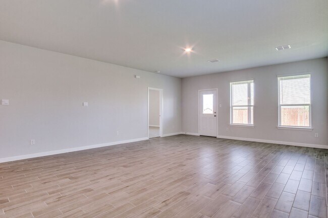 Building Photo - Gorgeous New Build Home in Ft. Worth - Cro...