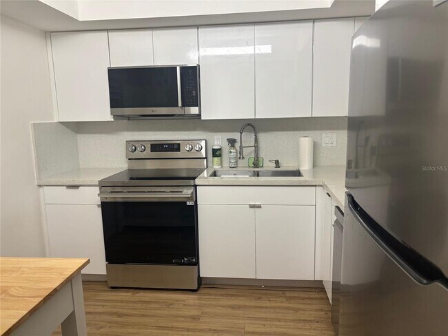 Building Photo - 1540 Glen Oaks Dr E