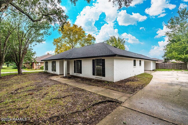 Building Photo - 213 Presbytere Pkwy