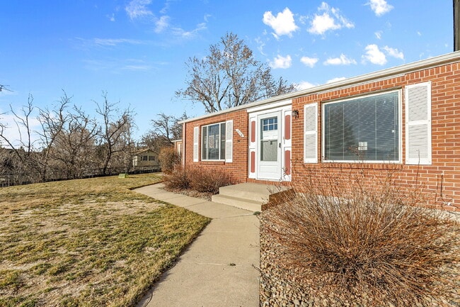 Building Photo - $1,840.95 - 3 Bed, 2 Bath Townhome In Co Springs with In Unit Laundry and Central AC!