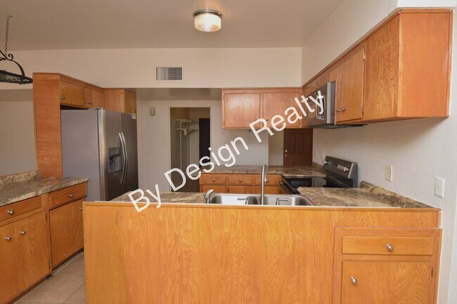 Building Photo - Spacious 3 Bed 2 Bath Eastside Home w/Huge Yard & Fireplace