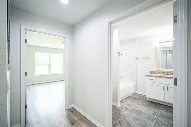 Building Photo - Charming New 3BED-2BATH Apartment in Bartow FL
