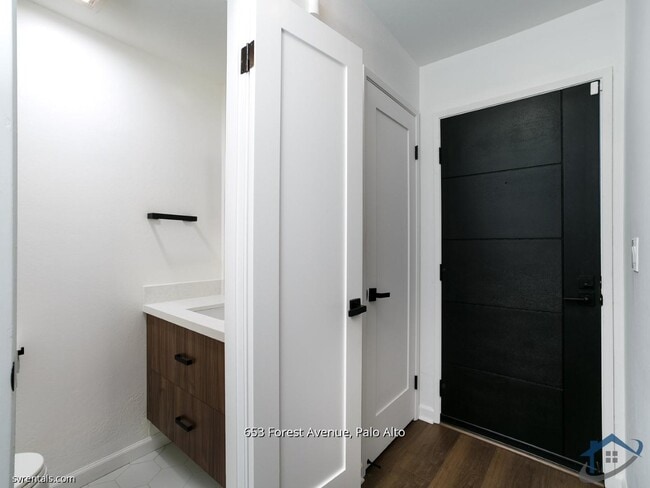 Building Photo - 653 Forest Ave