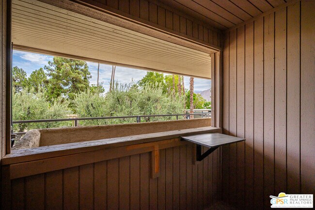 Building Photo - 550 N Villa Ct