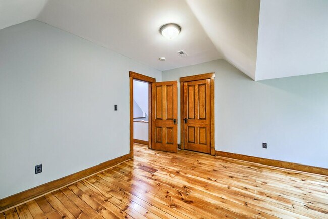 Building Photo - Short North / Victorian Village Stunning Single Family House!