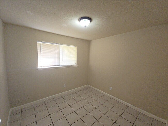 Building Photo - 919 Progreso Dr