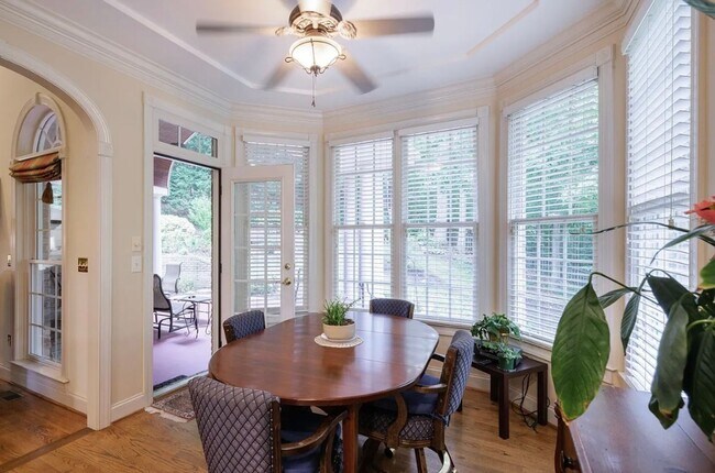 Building Photo - Luxury Waterfront Rental in Gated Montebello Community