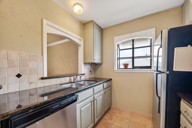 Building Photo - 18220 Vinland Dr