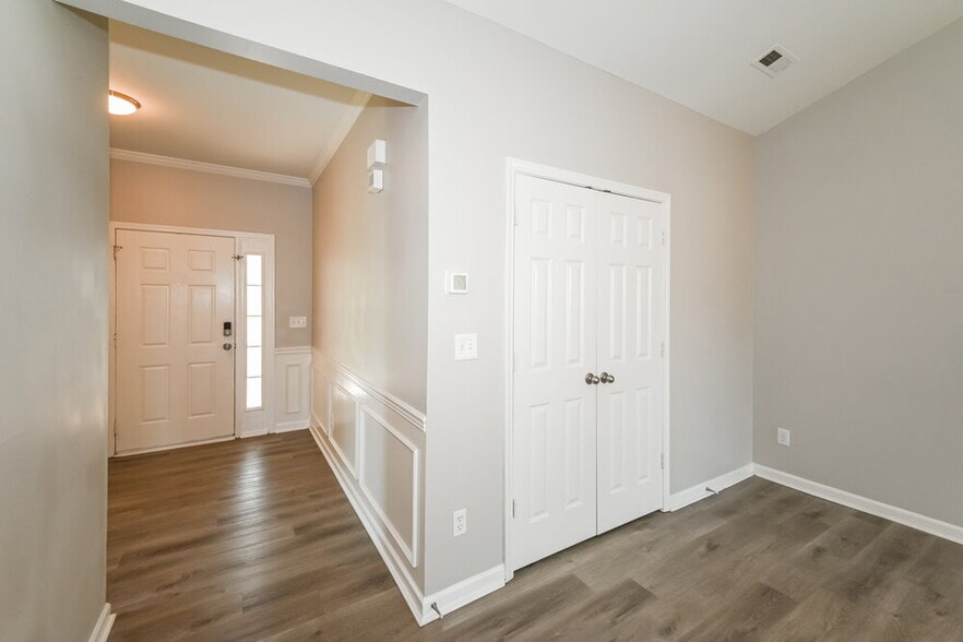 Building Photo - 8704 Rozumny Dr