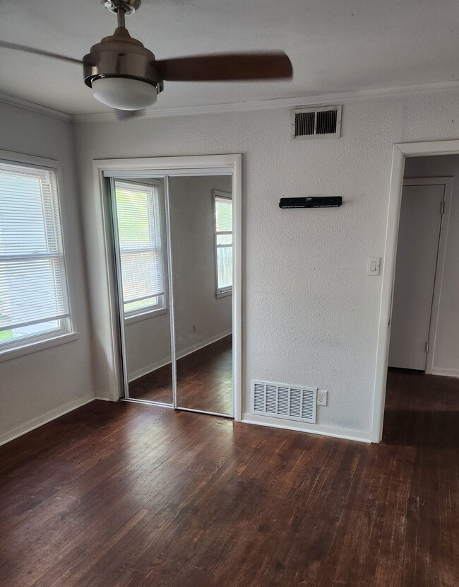 Building Photo - 417 Woodlawn Dr