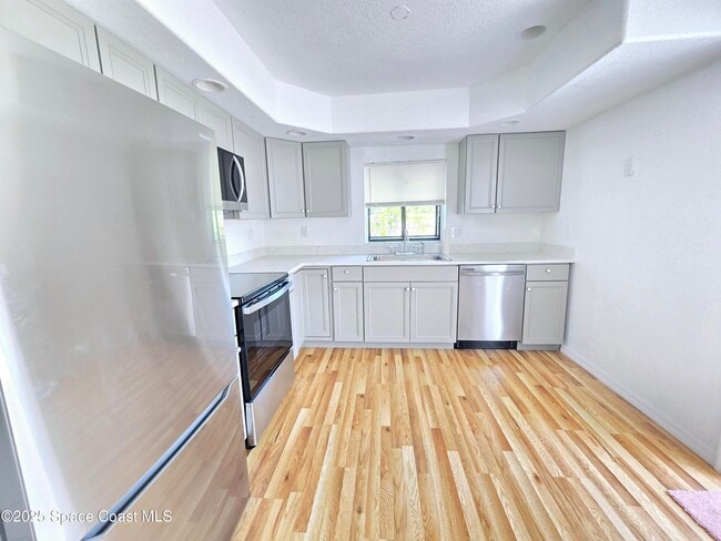 Building Photo - 484 Poinciana Dr