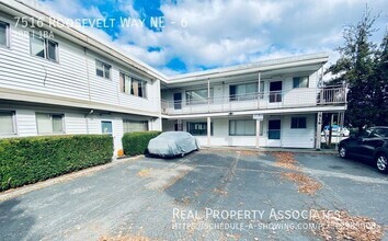 Building Photo - Top Floor 1-Bed/1-Bath in Roosevelt! **Hea...