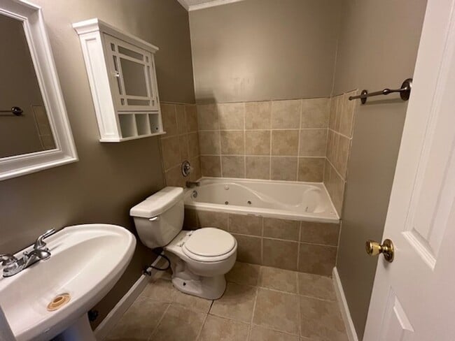 Building Photo - Renovated 3 Bedroom 2 Bath Home for Rent!
