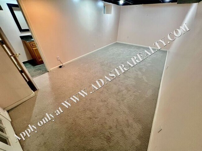 Building Photo - Beautiful 4 Bed 3.5 Bath Home in Fairway-Available NOW!!