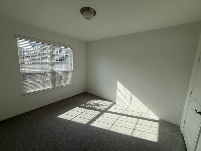 Building Photo - Room for Family and Friends!