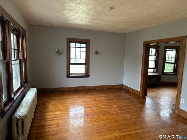 Building Photo - 35 Woodmere Rd