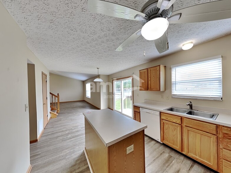 Building Photo - 6870 Laburnum Dr