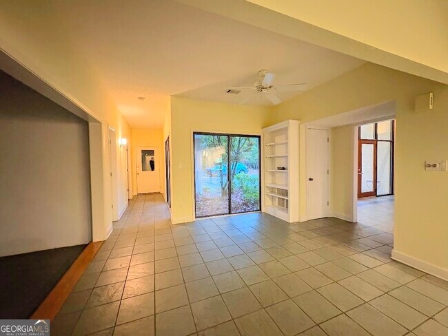 Building Photo - 2939 Rivercrest Dr