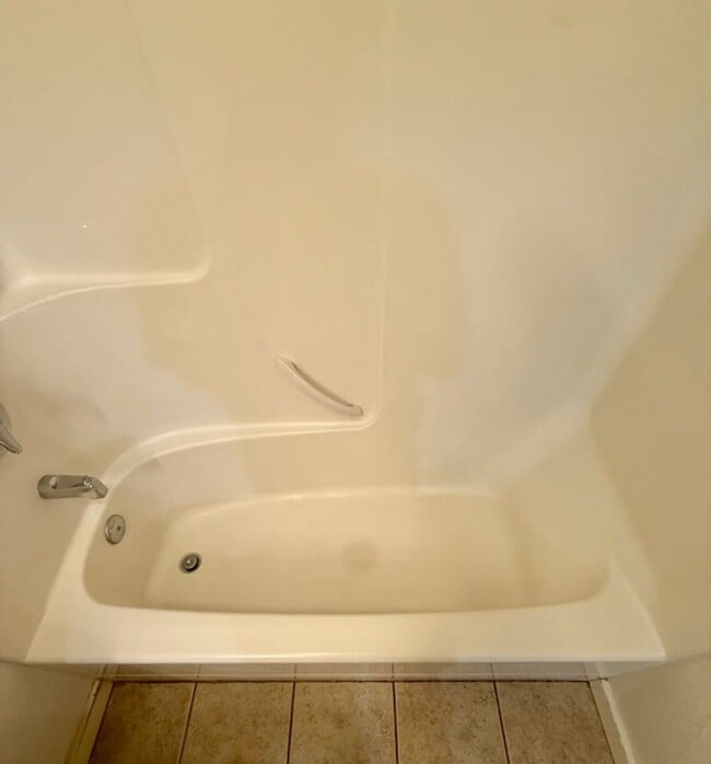 Building Photo - 2 Bedroom 1 Bathroom Apartment  NEW PRICE UPDATE