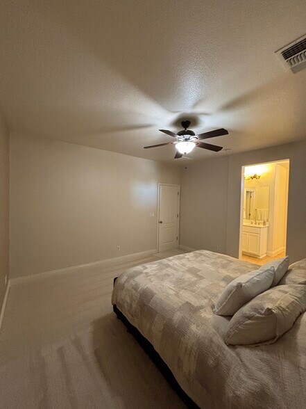 Building Photo - 343 Carriage Ln