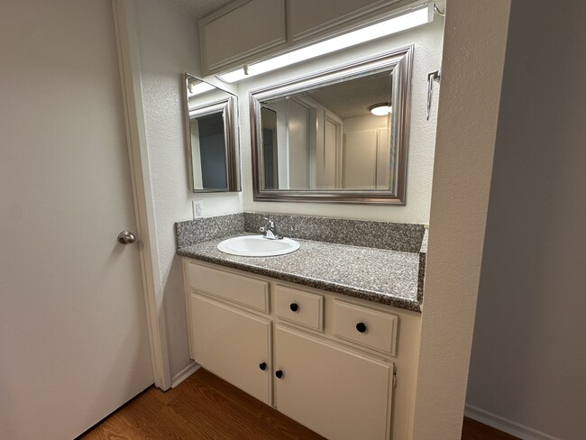 Building Photo - 3653 Oak Creek Dr