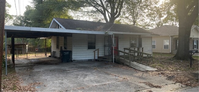 Primary Photo - 103 East Blvd