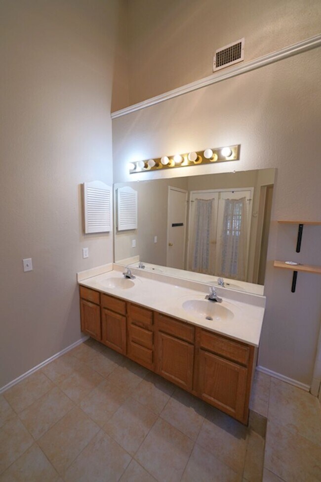 Building Photo - Great Home Near Randolph AFB - Realtor Com...