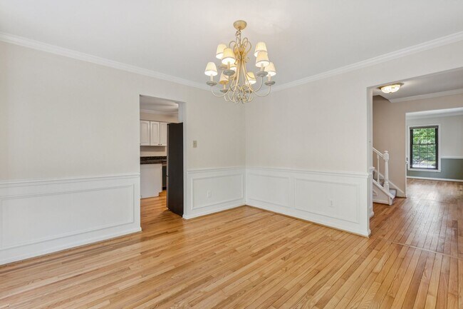 Building Photo - Spacious, Renovated Townhome Near Vienna M...