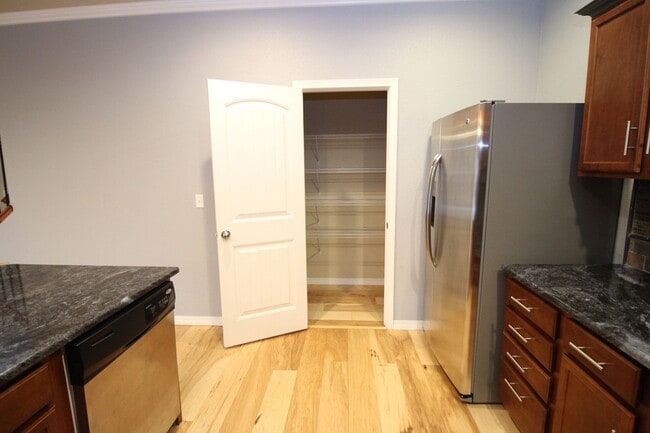 Building Photo - Beautiful 3bdrm 3bath home in Gold Hill Mesa