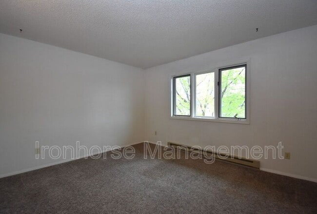 Building Photo - 809 W Villard St