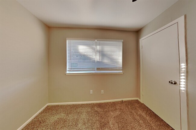 Building Photo - 12303 Flaxen Dr