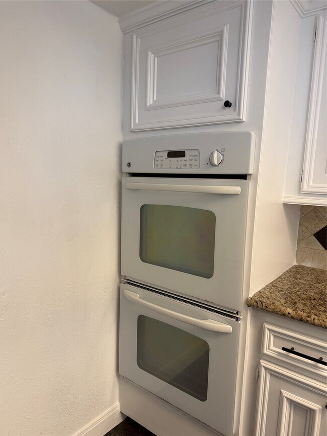 Building Photo - 2075 Little Cedar Dr