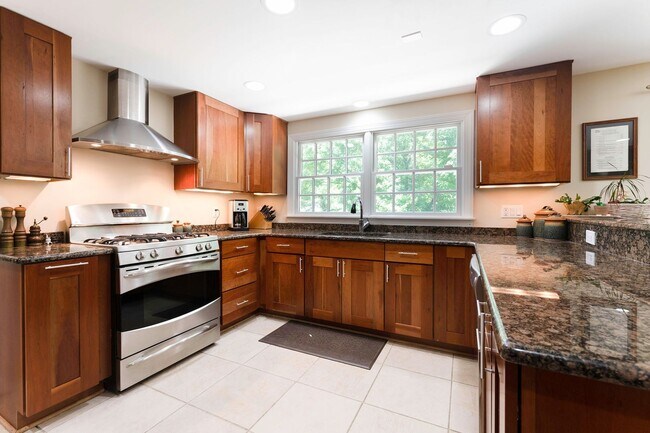Building Photo - Luxurious Spacious and Bright , Gorgeous P...