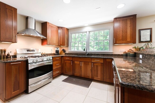 Building Photo - Luxurious Spacious and Bright , Gorgeous Potomac 6BR/4.5BA/2GAR Home - In Sought After Copenhaver