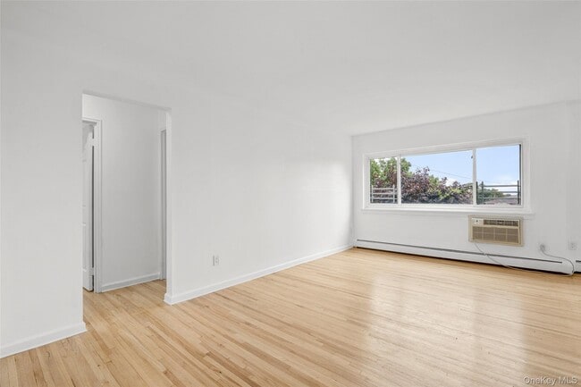 Building Photo - 900 Midland Ave