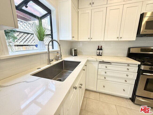 Building Photo - 7865 Willoughby Ave