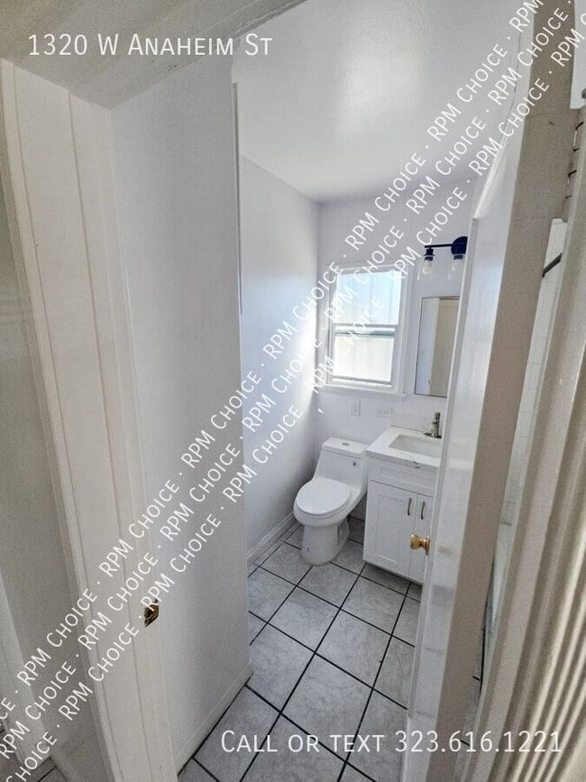 Building Photo - 1320 W Anaheim St