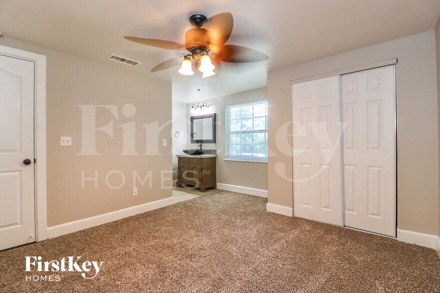 Building Photo - 7910 Woodgrove Cir