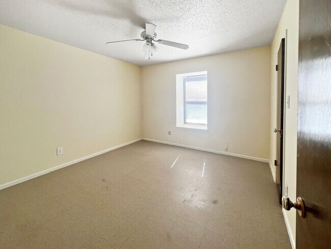 Building Photo - 504-510 East Sunset Circle