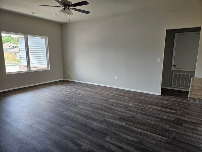 Building Photo - PRE-LEASING FOR AUG 10 MOVE-IN - Newer 4 bedroom / 2 bathroom home!