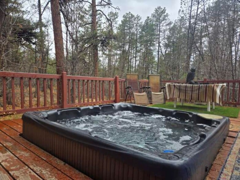 Shared Hot Tub - 165 E White Mountain Blvd