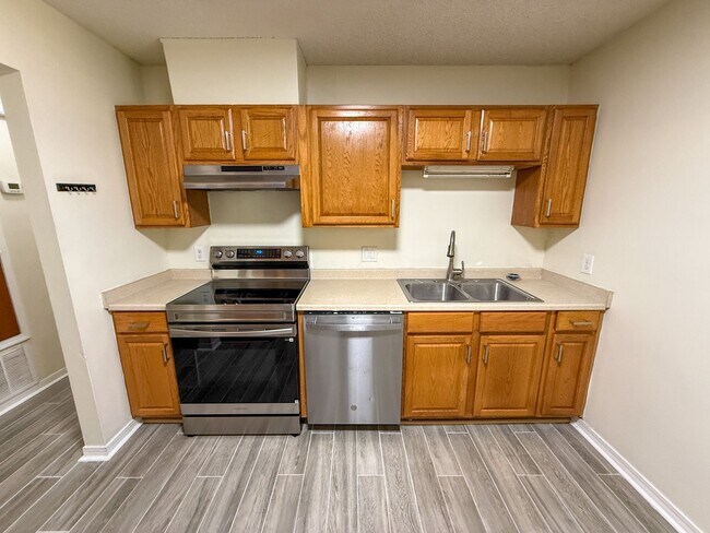 Building Photo - 1035 Peakview Dr