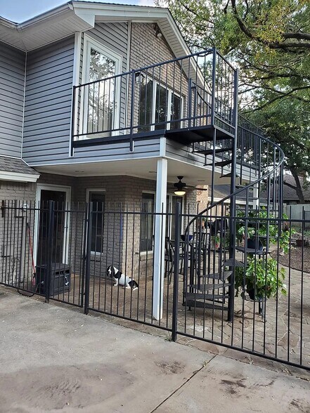 2nd floor apartment from car park - 504 Oak Hollow Ln