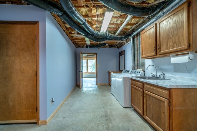 Building Photo - Meticulously maintained property with a st...