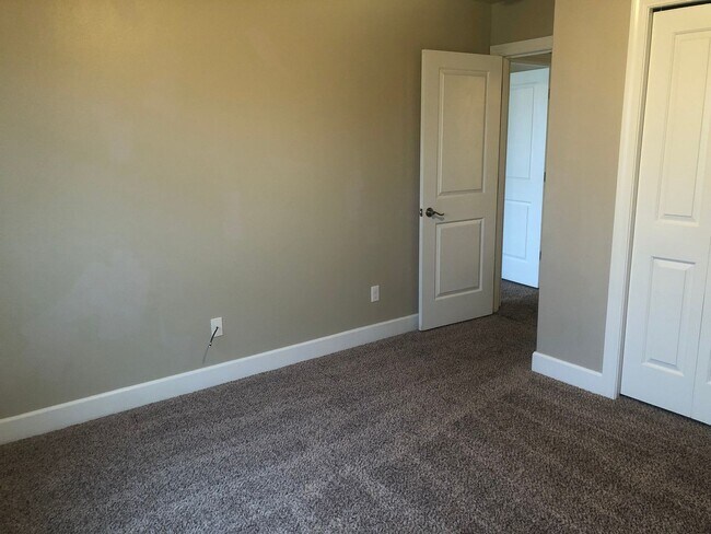 Building Photo - Newer 3 bedrooms 2.5 bathroom townhouse! MOVE IN SPECIAL!