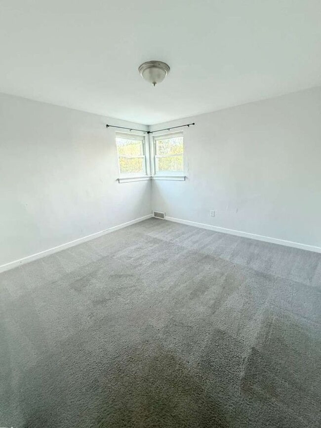 Building Photo - Beautiful and Fully renovated 4bd 2ba house in Penn Hills!