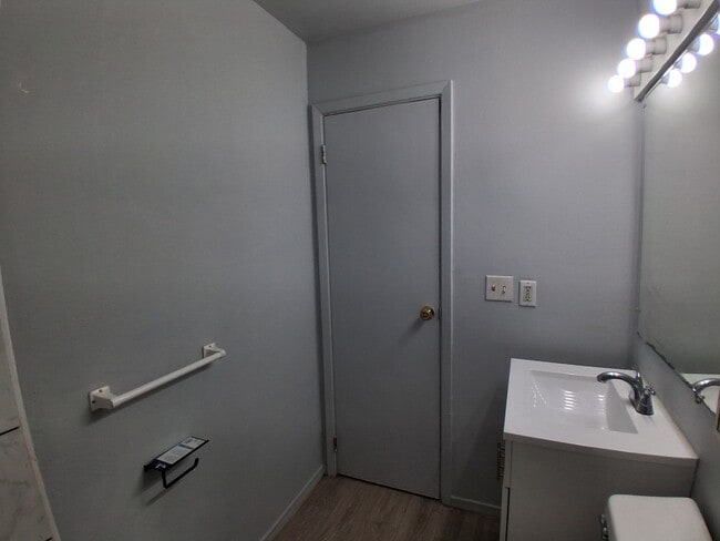 Building Photo - 1709 Crestview Dr