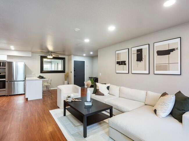 Building Photo - Spacious 2 BD/2BA, condo available for ren...