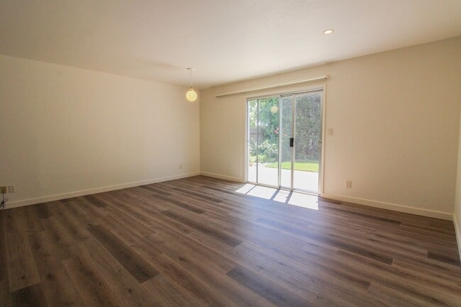 Building Photo - 298 Country Club Dr